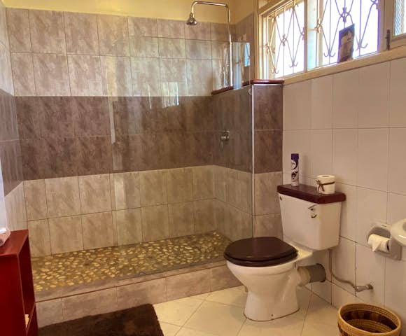 En-suite bathroom, Karibu Guesthouse Entebbe.