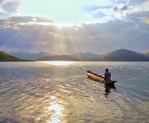 Canoeing at Lake Mutanda.